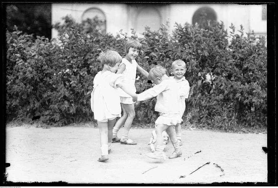 Children playing in 1930s Warsaw - the 800+ benefit pays 800 zł a month per child under 18