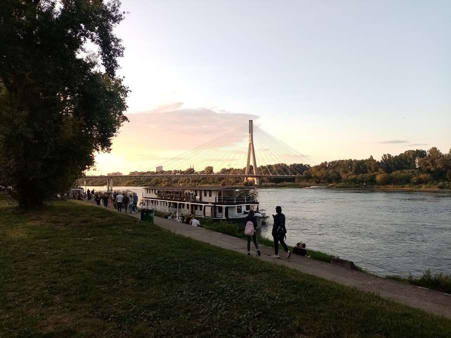 Warsaw Vistula boulevards at dusk, a council-designated zone where outdoor drinking is legal