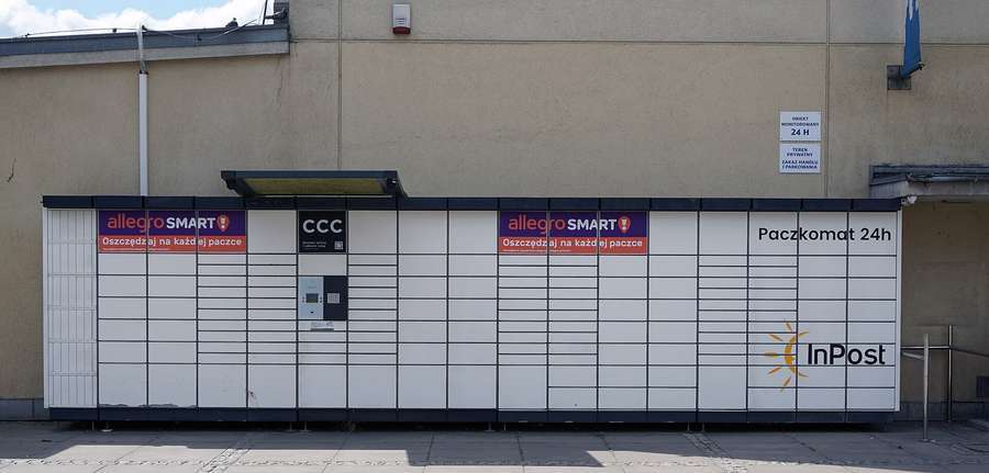 An InPost parcel locker wall in Kraków displaying Allegro Smart branding