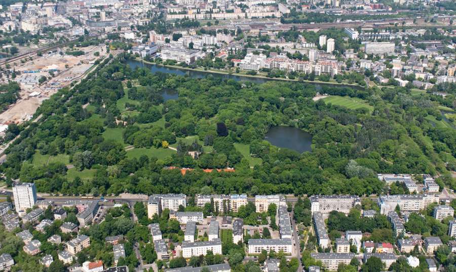 Aerial view of Skaryszewski Park surrounded by Warsaw neighborhoods