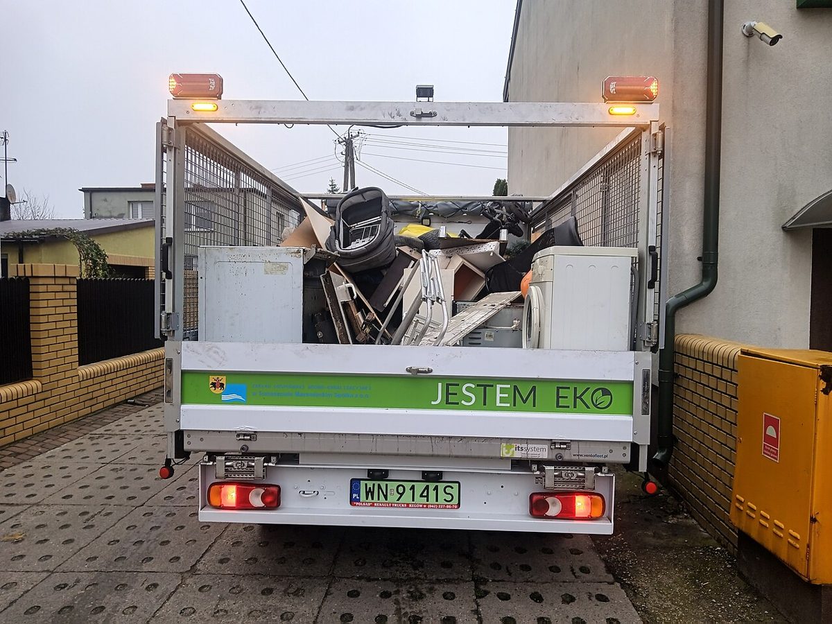 Municipal collection vehicle carrying bulky items in Tomaszów Mazowiecki in 2023