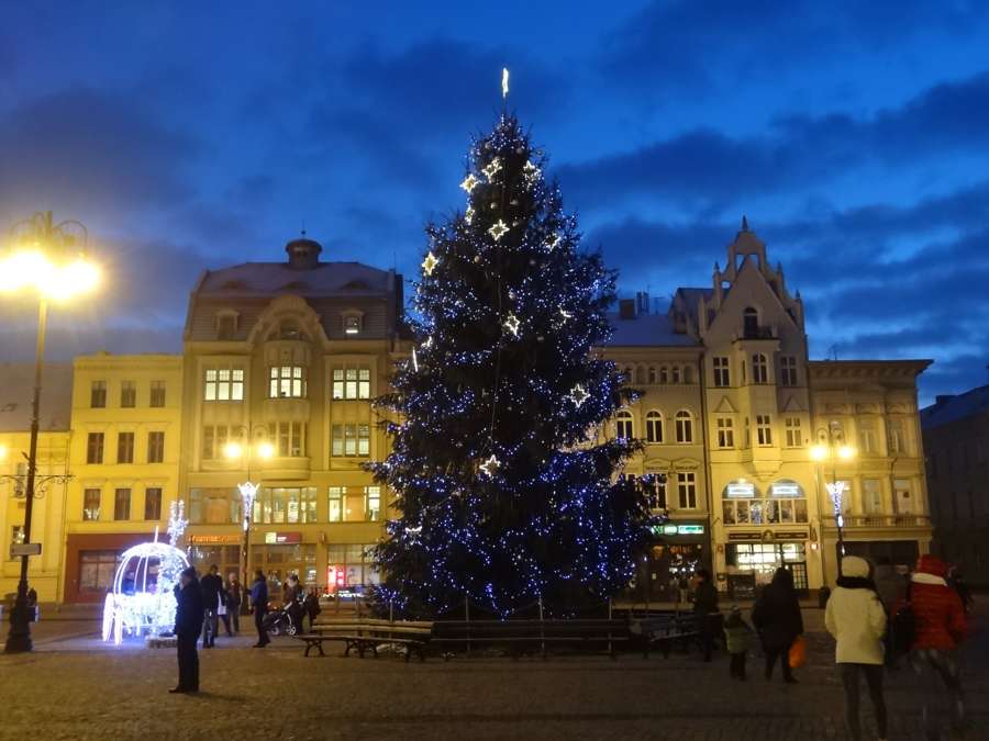 The Christmas tree on Bydgoszcz's Old Town Market Square at dusk, January 2015