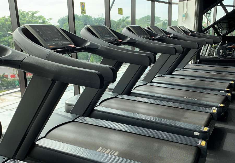 A row of empty treadmills in a gym - cancelling a Polish gym membership is a written process