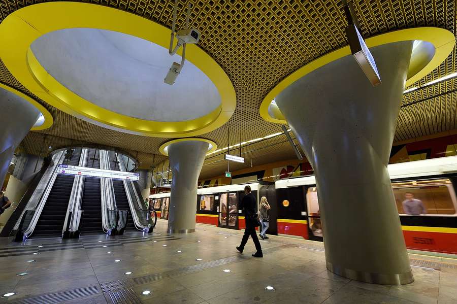 Świętokrzyska metro station in Warsaw - plan your own way home on date one: ride-hailing, night buses and the metro cover the late hours