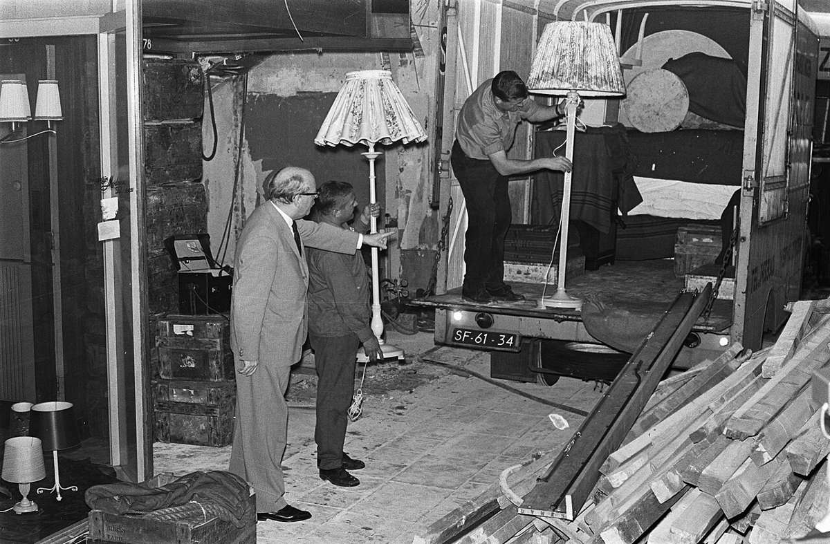 Historical photograph of a bailiff eviction in Amsterdam, illustrative