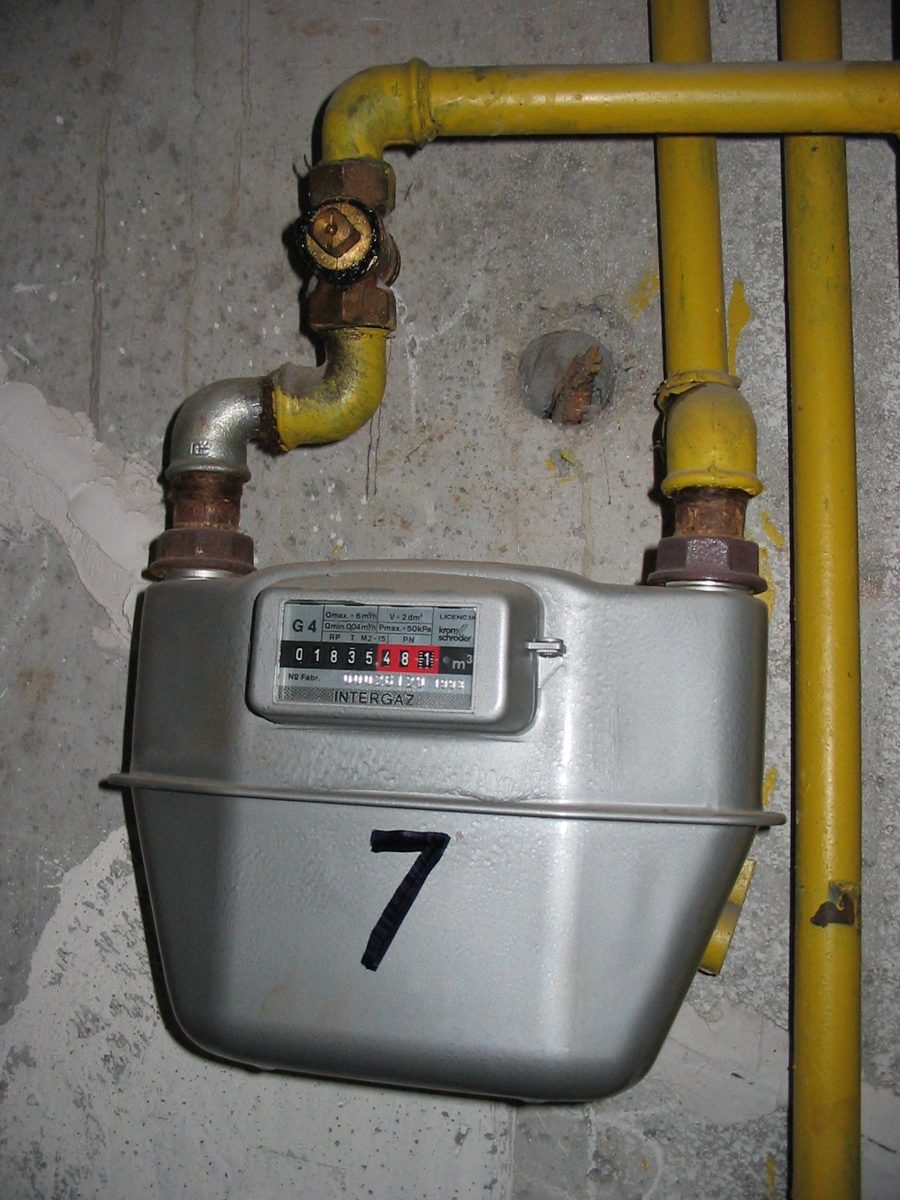 A Polish gas meter and yellow pipework, illustrating an installation rather than instructions for operating its valve