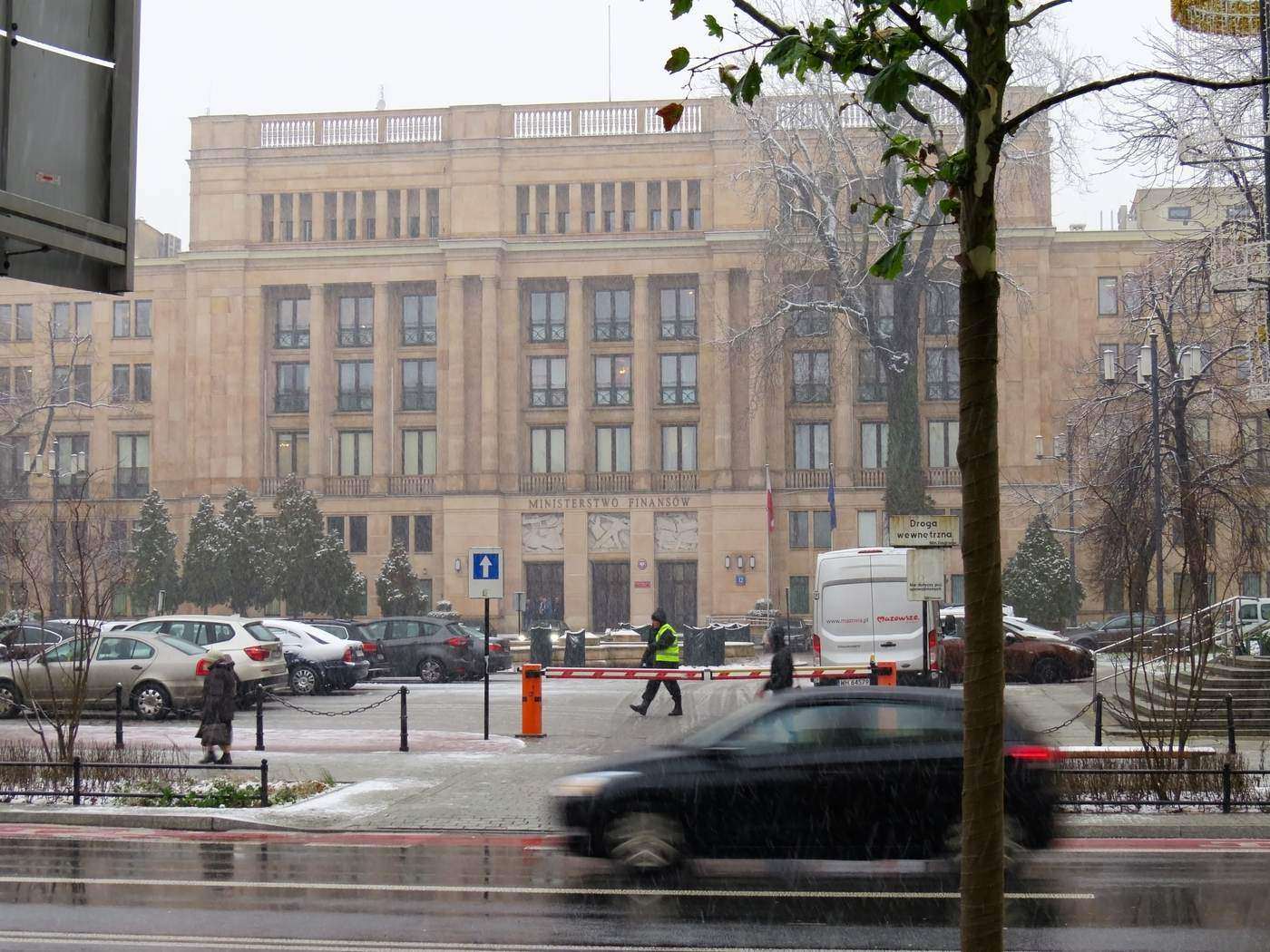Ministry of Finance building in Warsaw - sole traders in Poland choose between the tax scale, the 19% flat tax and ryczałt on revenue