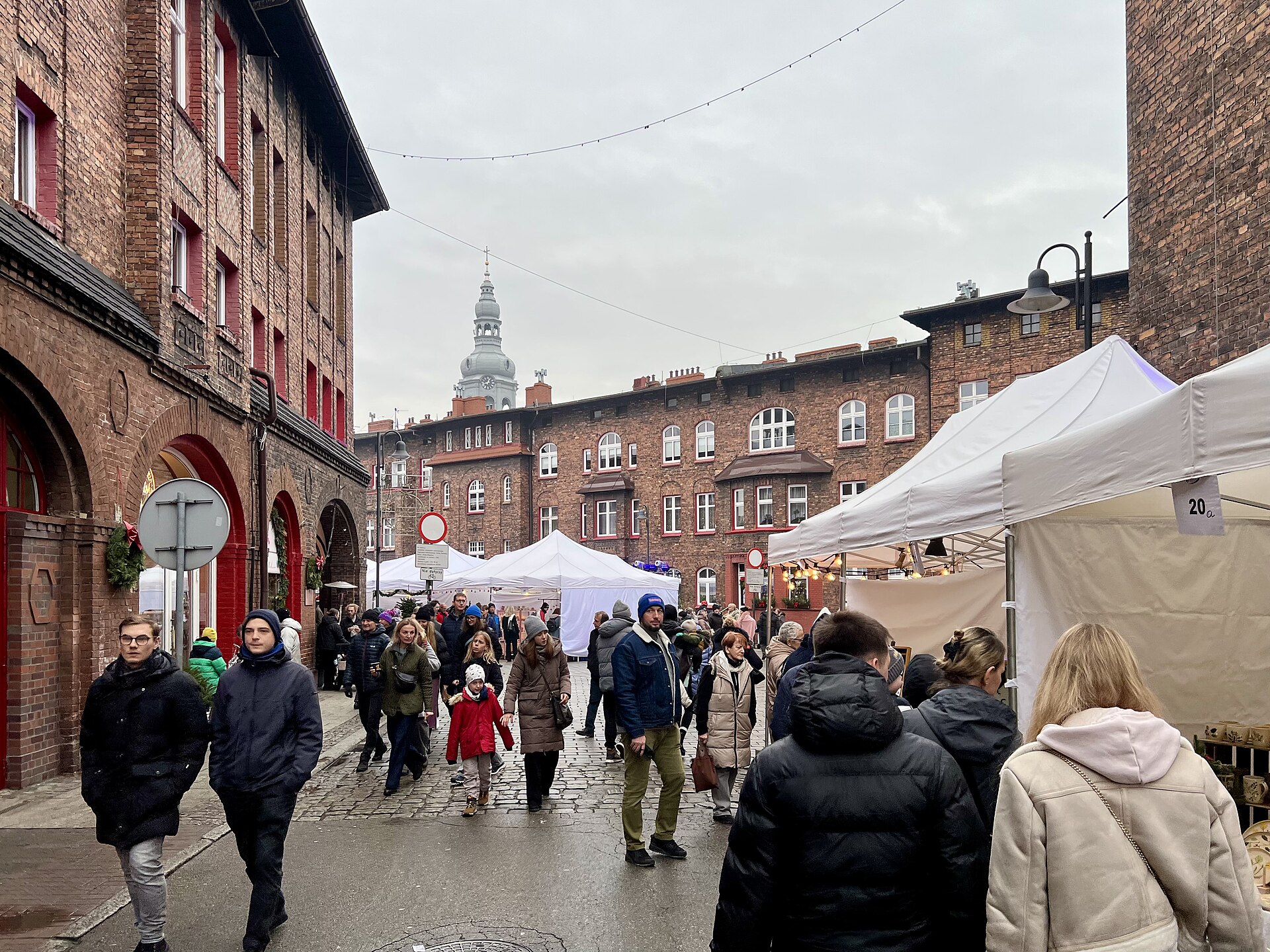 The Christmas market in Nikiszowiec among the historic red-brick familoks, December 2025