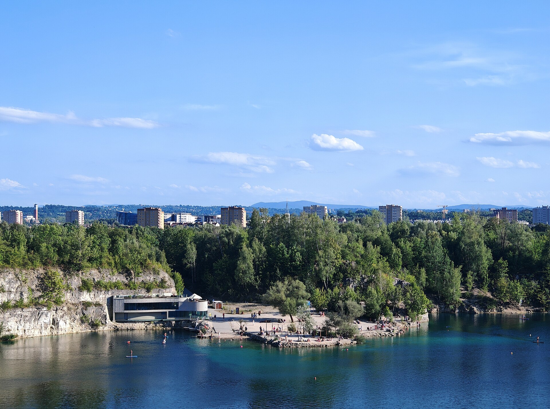 The turquoise lake of Zakrzówek in Kraków seen from above, with cliffs and trees