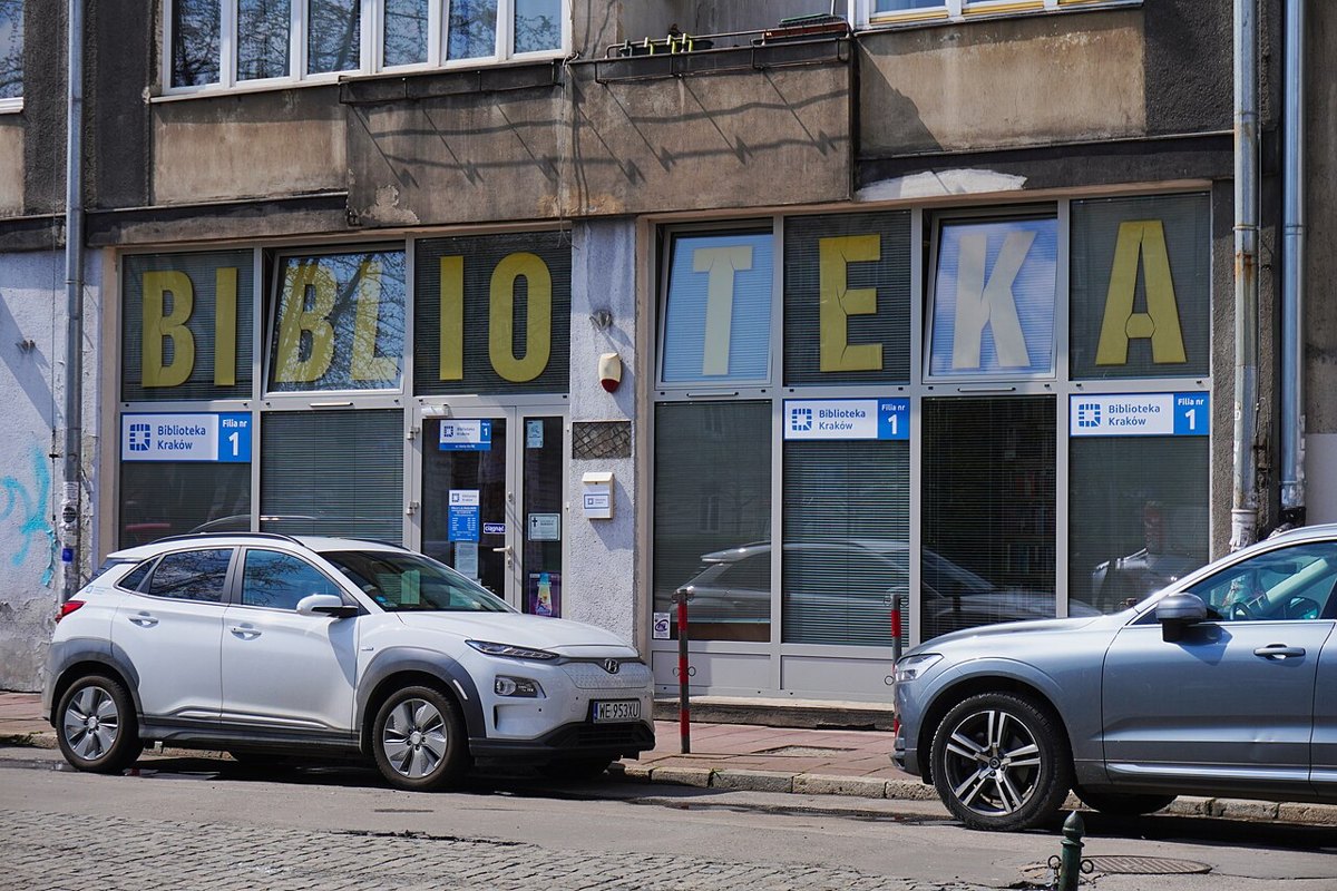 Biblioteka Kraków Branch 1 entrance on ul. Józefa Dietla, photographed in 2021