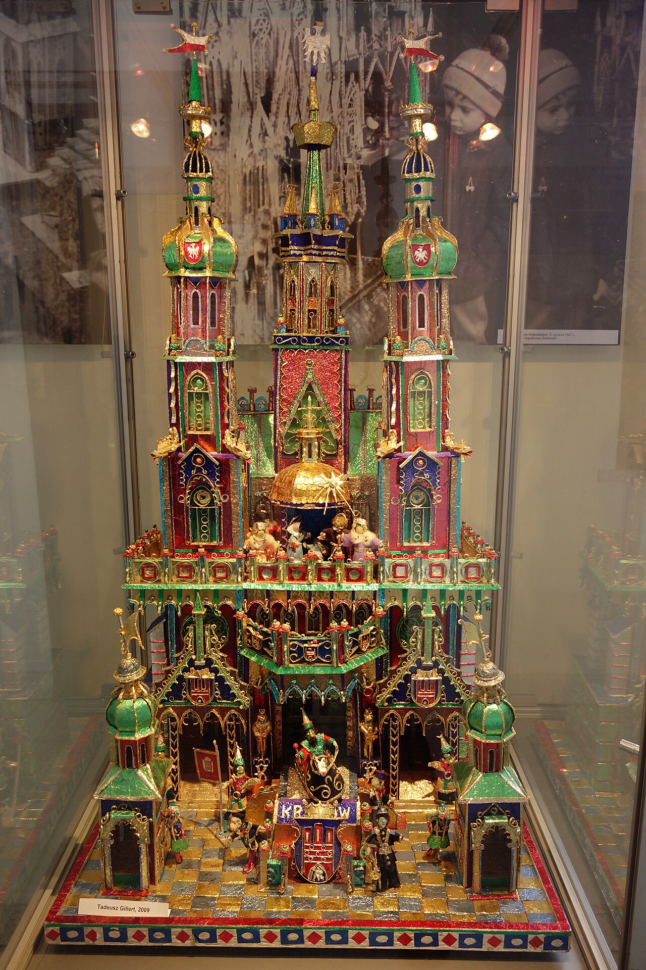 A Krakow szopka by Tadeusz Gillert from 2009 on display in a museum case