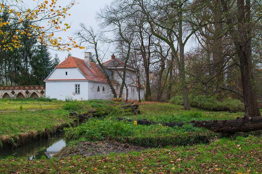 The Starost's house by the Służewiecki stream in Wilanów Park in autumn