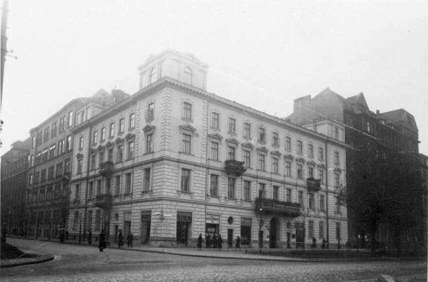 A Warsaw tenement house in 1938 - your meldunek ties your PESEL to the address where you live
