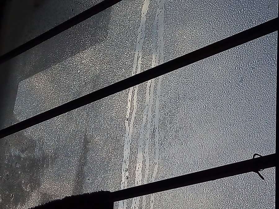 Condensation on a window, an illustrative public-domain photograph, not a Polish rental diagnosis
