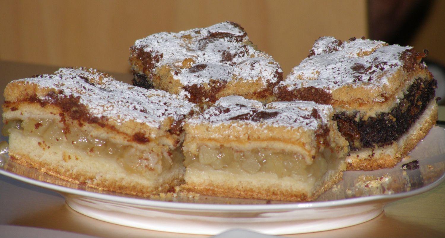 Slices of kołocz śląski, the Silesian crumble cake sold at the Opole market (archive photo)