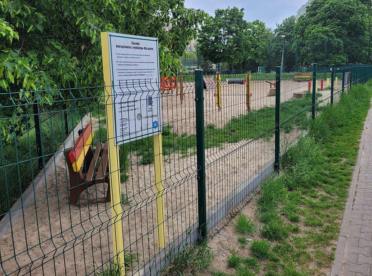 A dog exercise area in Warsaw with a rules sign