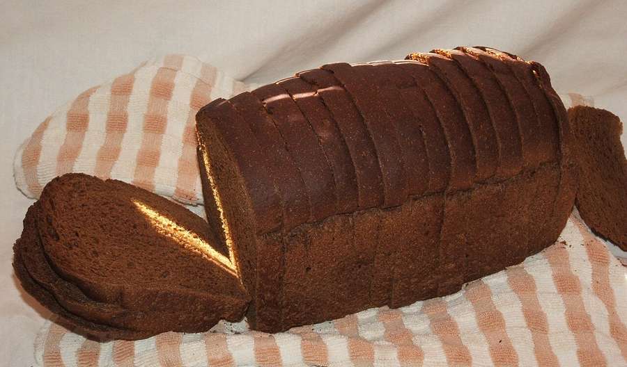 A sliced loaf of dark rye bread, the classic Polish chleb zytni