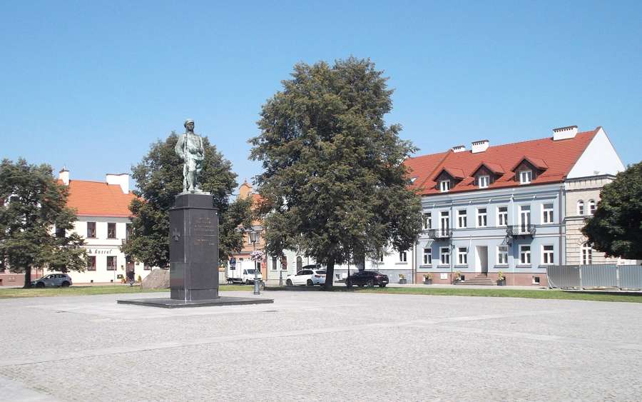 Radom's market square with the Tadeusz Kościuszko monument and tenement facades