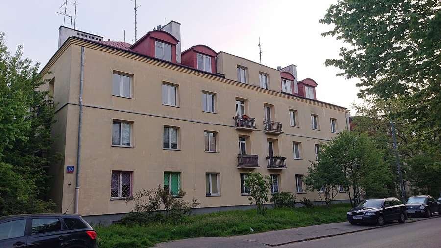 A Warsaw tenement in Mokotów - direct-from-owner rentals are often in buildings like this; agencies dominate the newer stock