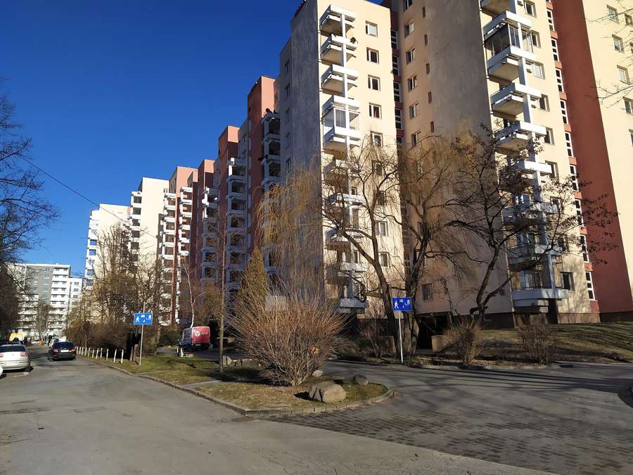 A Warsaw housing estate - verify the flat, the person and the paperwork before any money moves