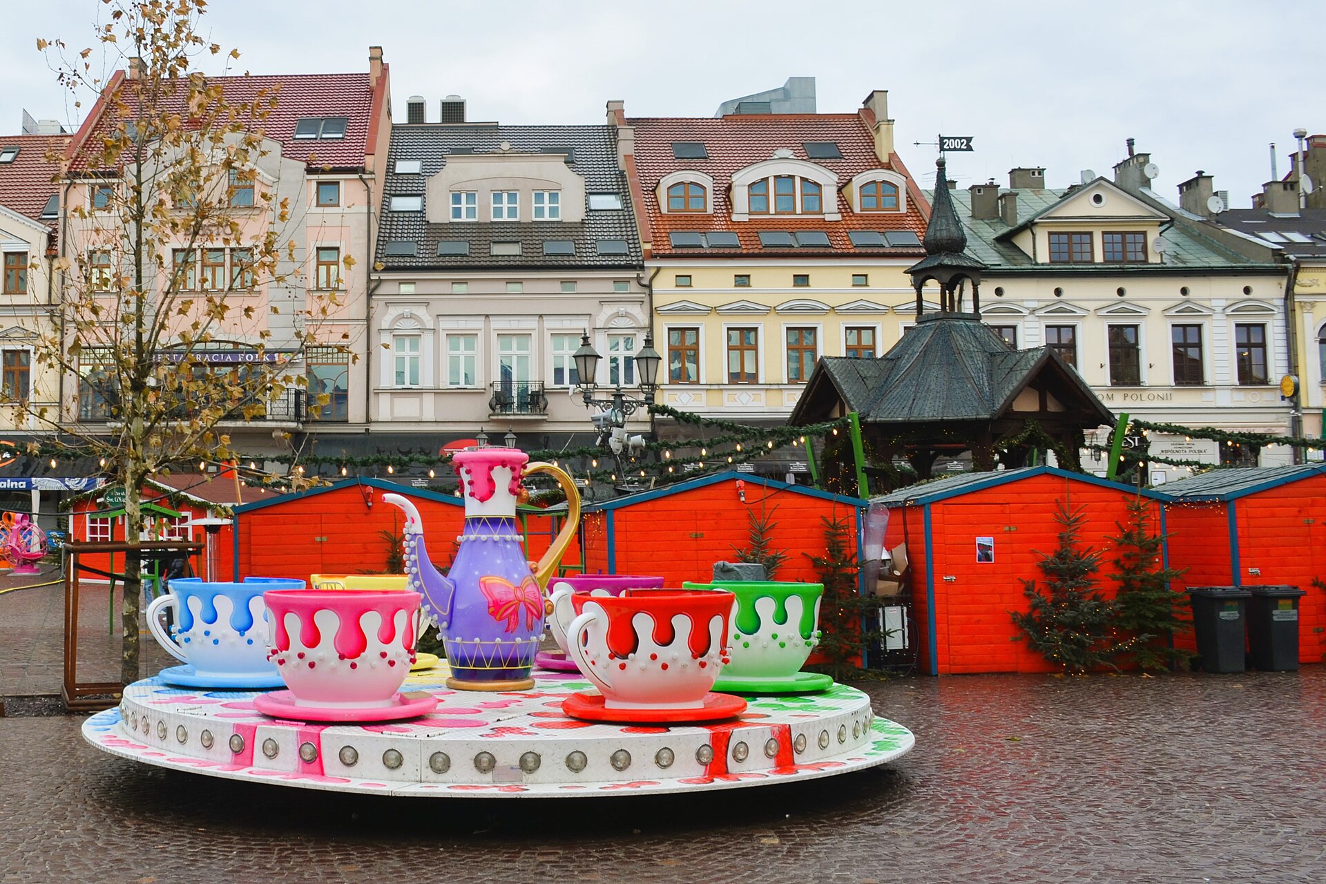 A teacup carousel and the red market huts on Rzeszów's main square, December 2024