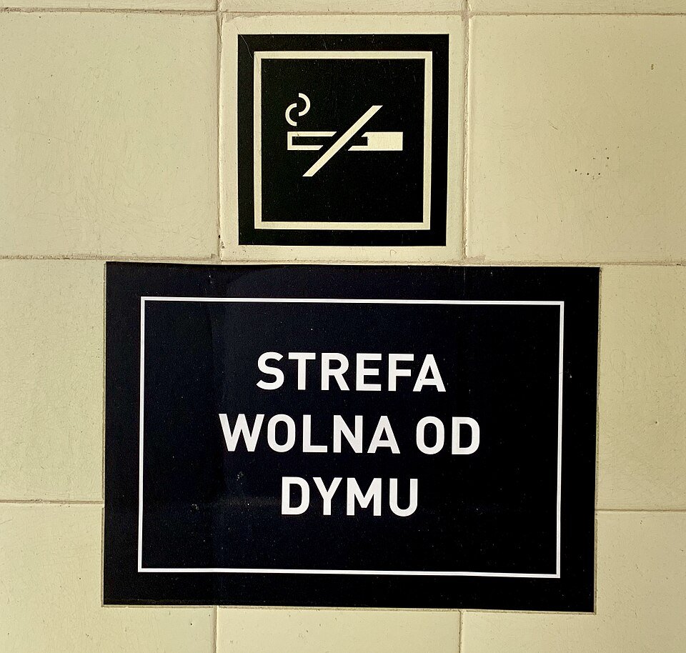A "Strefa wolna od dymu" (smoke-free zone) sign at Hala Koszyki in Warsaw