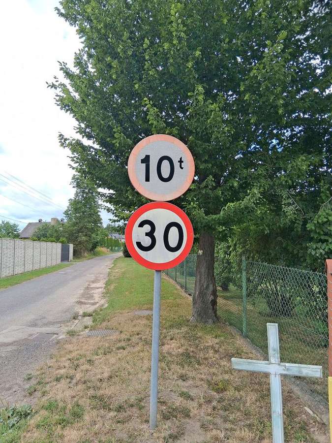 Weight and speed limit sign in Poland
