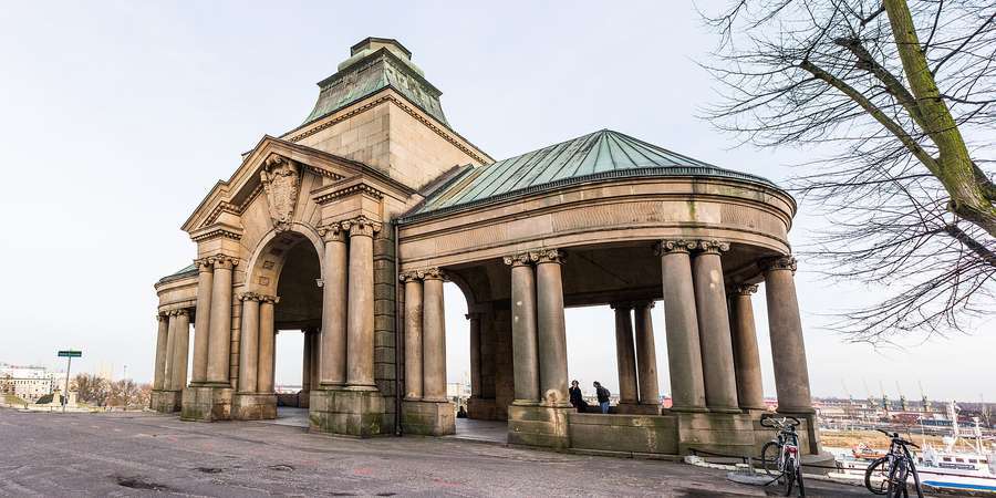The colonnaded pavilion on Wały Chrobrego above the Oder in Szczecin