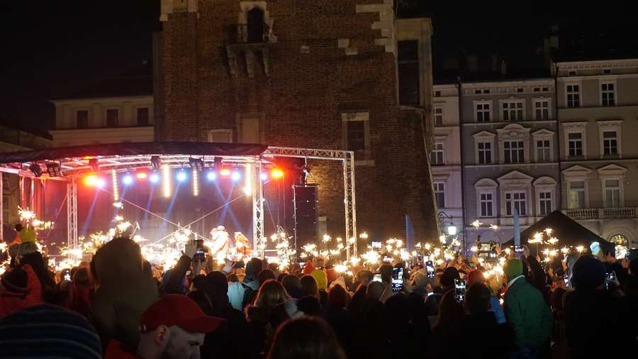The Swiatelko do nieba light show with sparklers and a concert crowd at the 33rd WOSP Finale in Krakow in January 2025