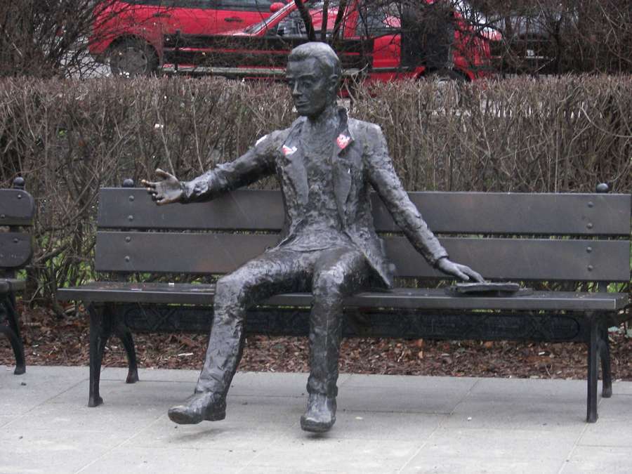 The student monument outside the University of Warsaw library - zero PIT covers work income earned before 26