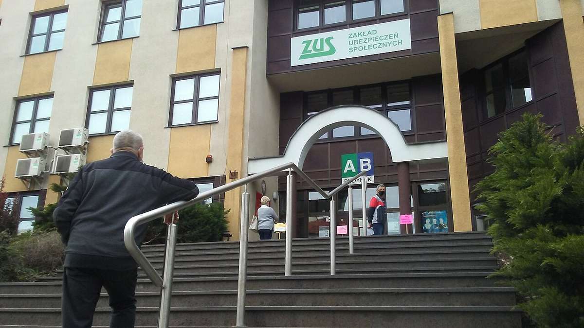 People queuing outside a ZUS office in Tomaszów Mazowiecki